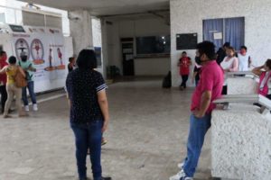 Se manifiestan locatarios afectados por cierre del centro de Minatitlán