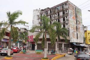 Acordonan edificio del ‘Hotel del Trópico’ por riesgo a la ciudadanía
