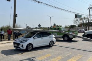 Cae semáforo sobre automóvil en Avenida Universidad en Coatza